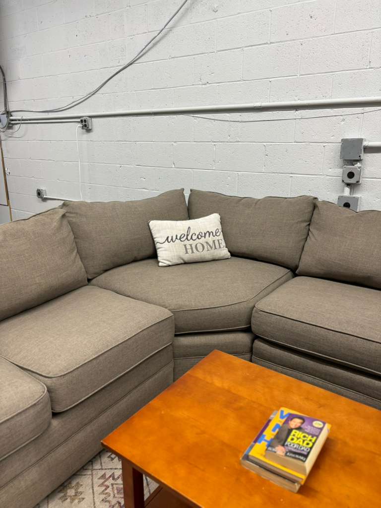 Craftmaster 3-Piece Wedge Sectional Sofa - Image 7
